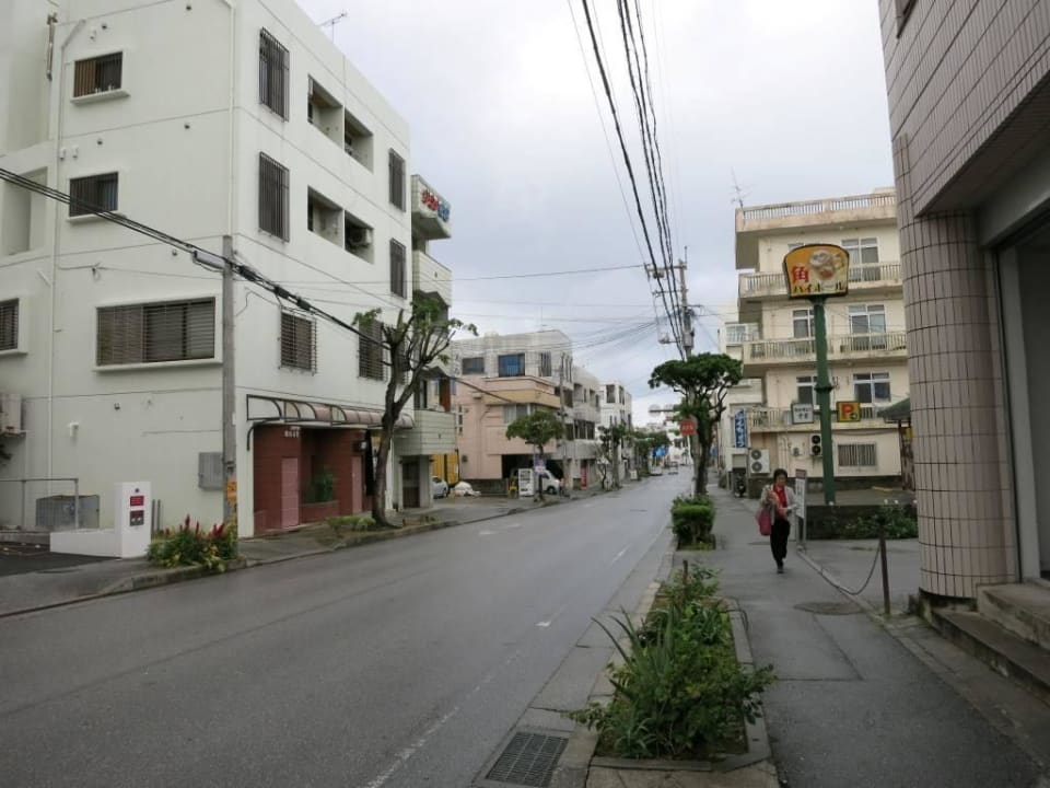 Straße vor dem Hotel White Terrace Tsuboya Guesthouse