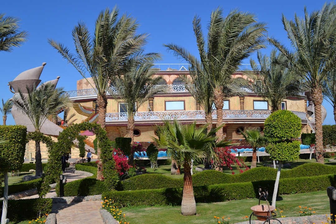 Сад с видом на будущее новое неизвестное пока заве Riviera Aqua Park Resort