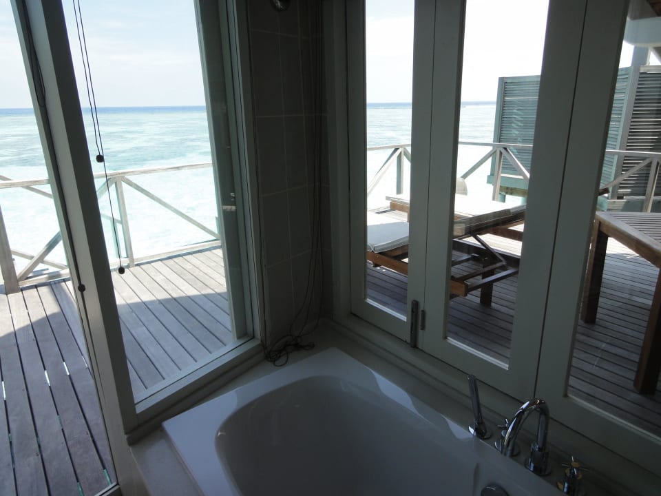 Blick aus dem Bad in die Lagune der Wasservilla LUX South Ari Atoll