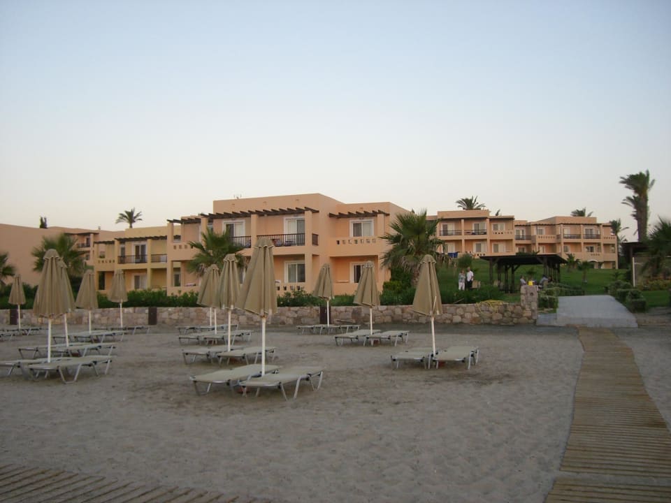 Blick vom Strand auf die Bungalowanlage Hotel Horizon Beach Resort