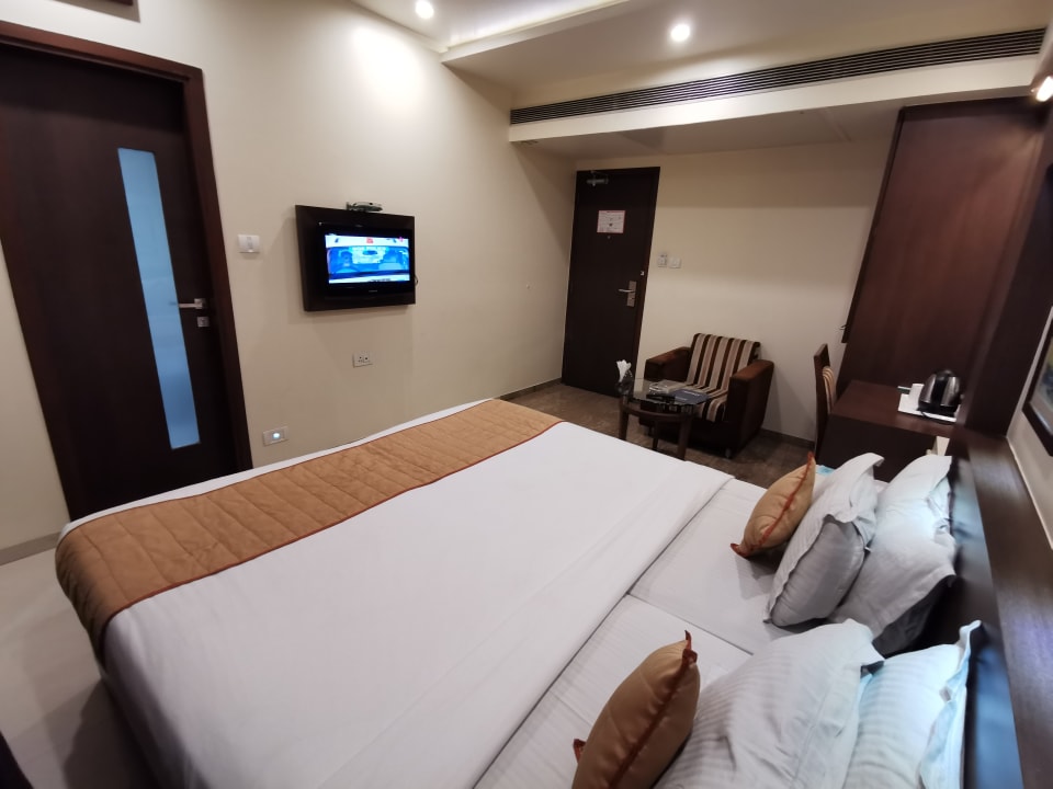 Zimmer Pristine Residency