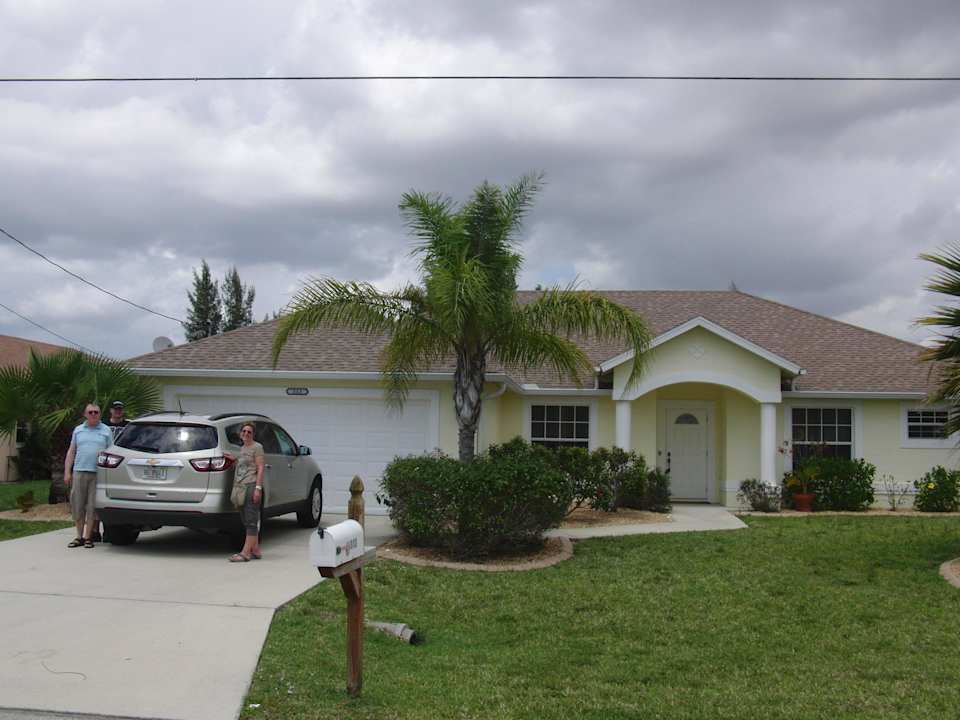 Haus von Außen Villa April