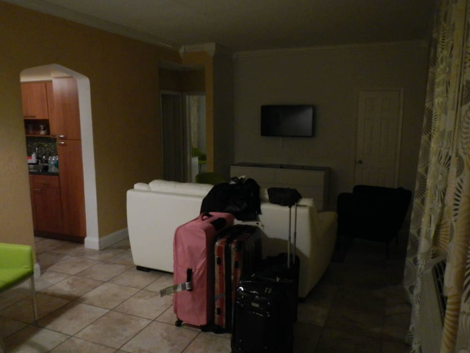 Wohn- und Eßzimmer, eingang zur Küche Beachside Apartment Hotel