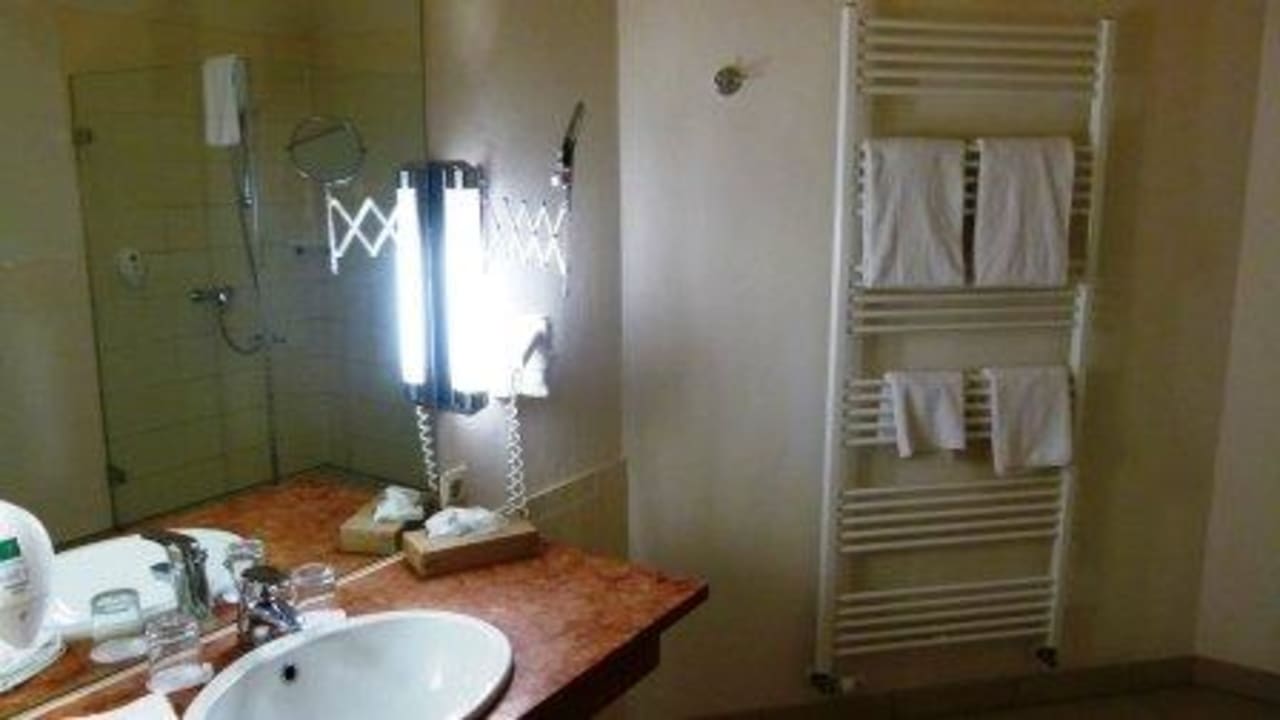 Das Bad mit großem Waschtisch Hotel Wyndham Garden Quedlinburg Stadtschloss