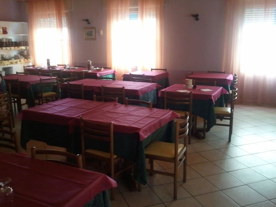 Kantinenatmosphäre Hotel Astor