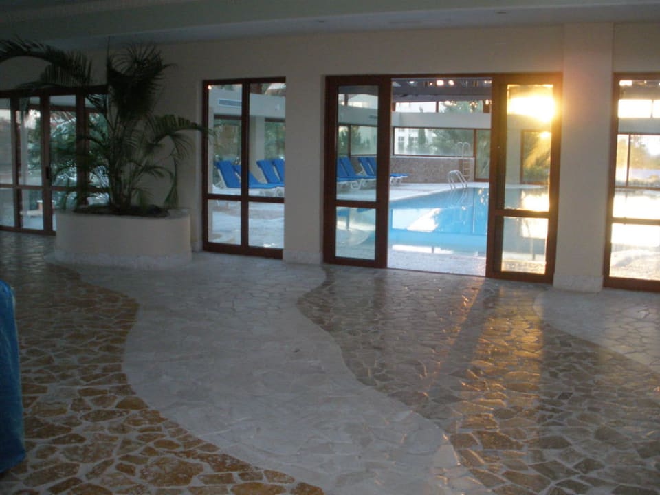 Piscina interior Club Grand Side