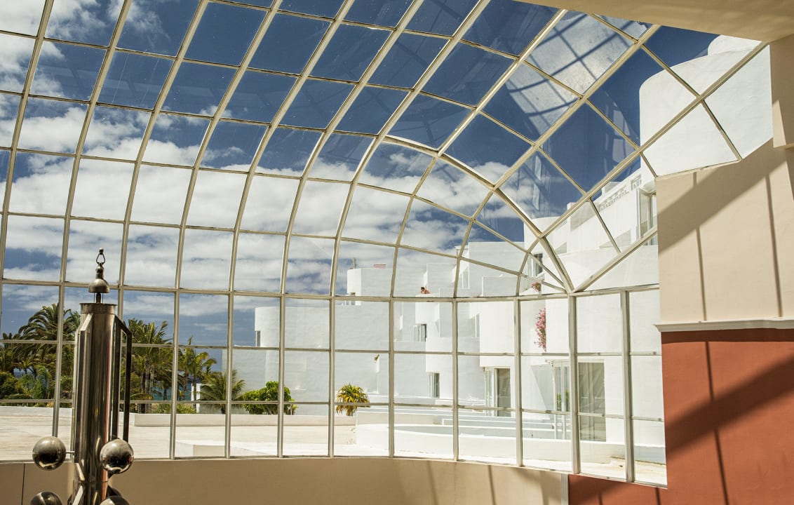 Blick auf den rechten Hotelflügel Hipotels La Geria