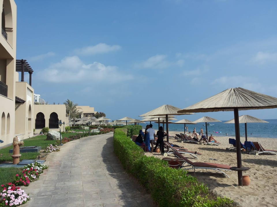 Am Strand entlang Miramar Al Aqah Beach Resort