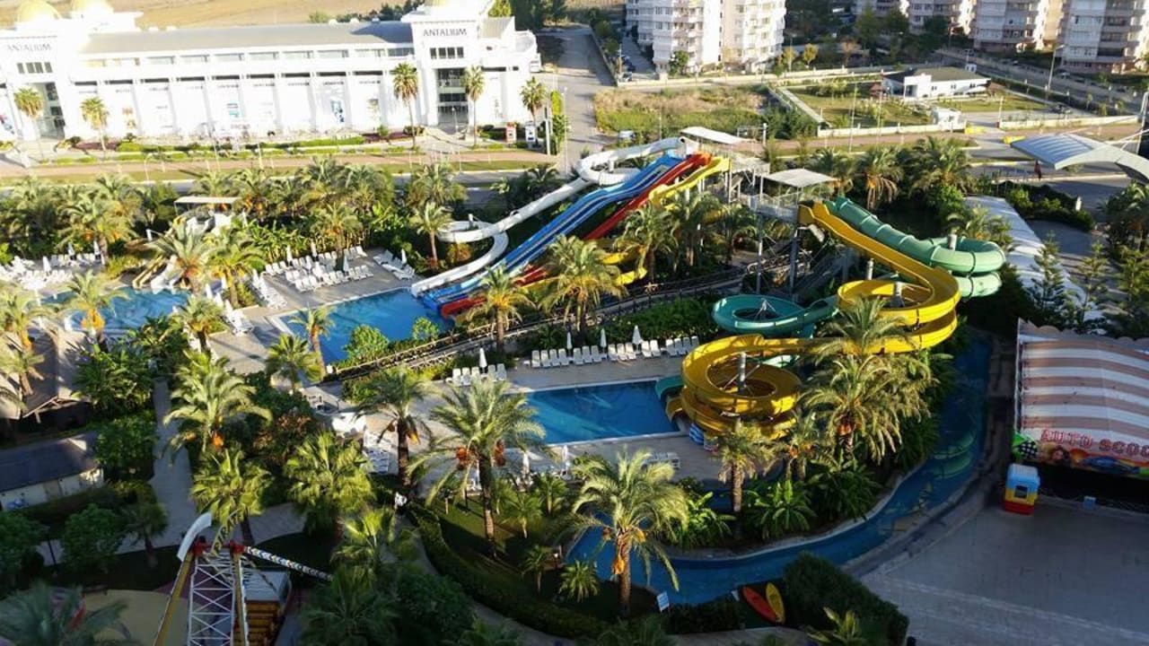 Wasserrutschen und Lunapark Royal Wings Hotel
