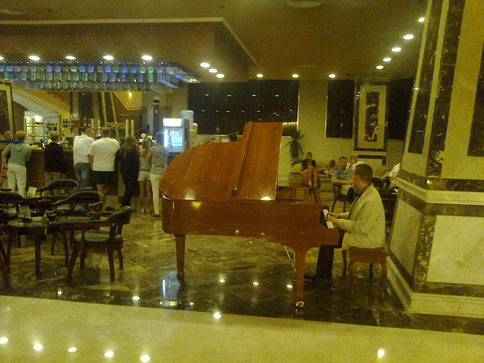 Пианист AMC Royal Hotel & SPA