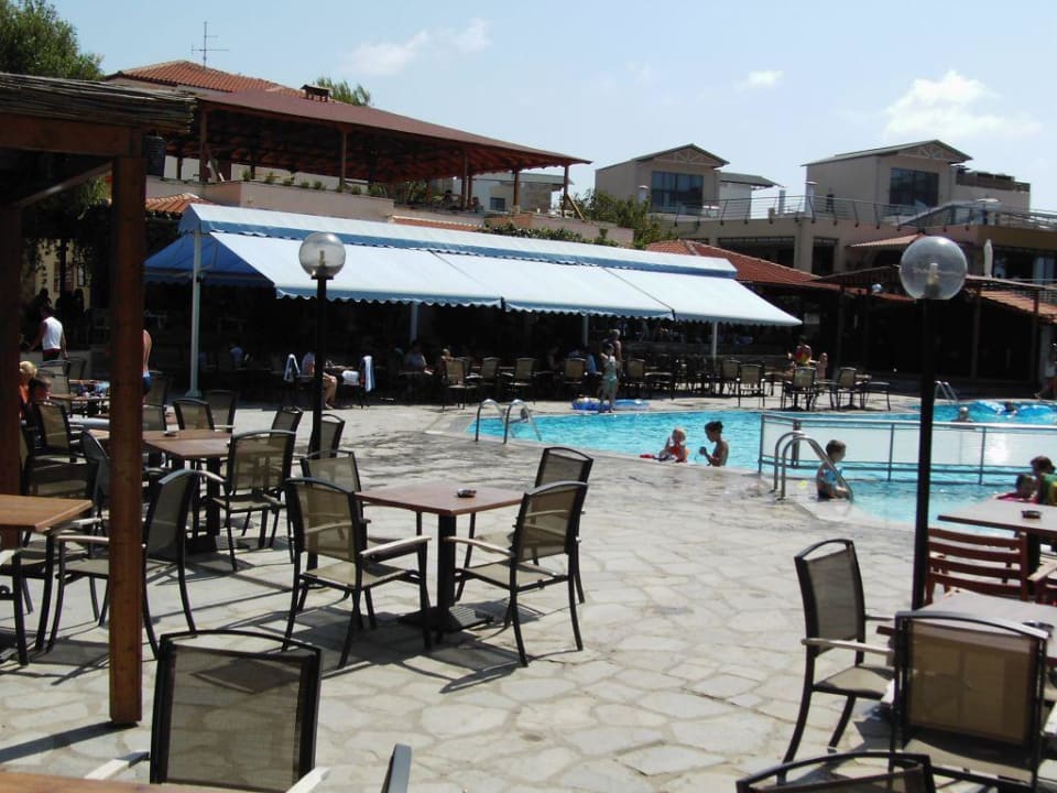 Basen i restauracja "obiadowa" Hotel Portes Beach