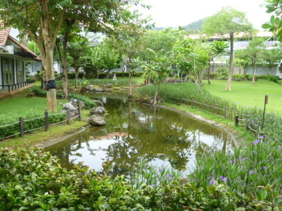 Gepflegter Gartenteich Aonang Villa Resort