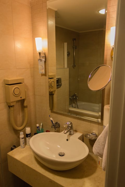 Waschbecken und Spiegel Hotel Calypso Beach