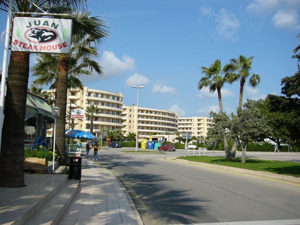 Blick auf das Hotel auf dem Weg zum Strand allsun App.-Hotel Orient Beach