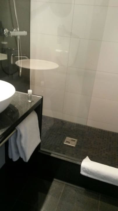 Große Dusche im Bad Motel One Berlin-Tiergarten
