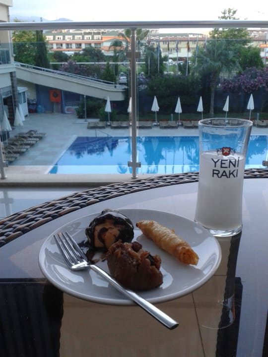 Nachtisch mit Blick auf den Hotelpool Solivia Hotel