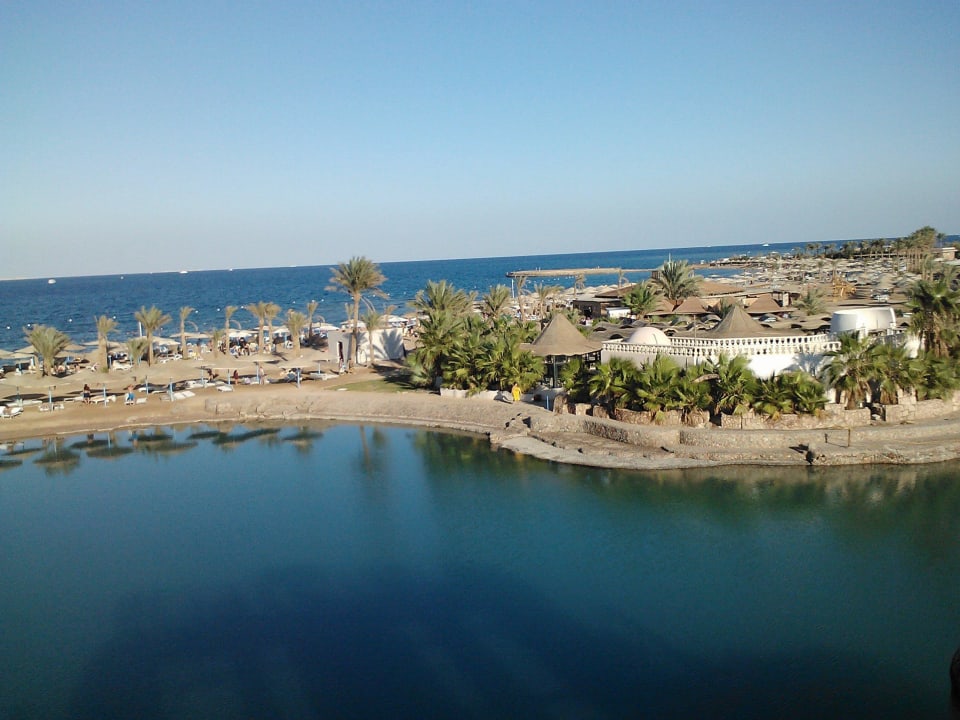 На пляже голодным не оставят Emerald Resort & Aqua Park