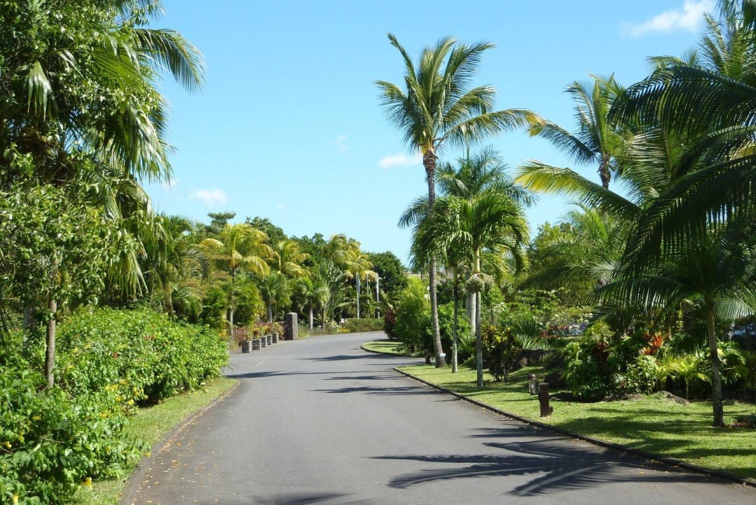 Zufahrt durch die Gartenanlage Maritim Resort & Spa Mauritius