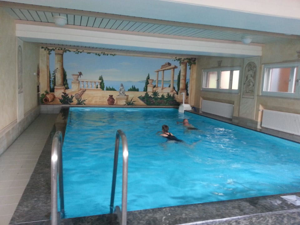 Großer Pool mit Gegenstromanlage Hotel Waldfrieden