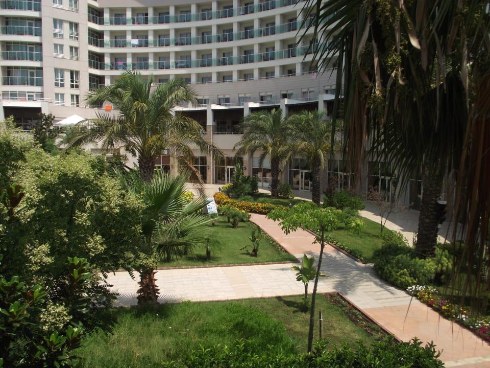 Garten mit gang zum Hotel Sherwood Exclusive Lara