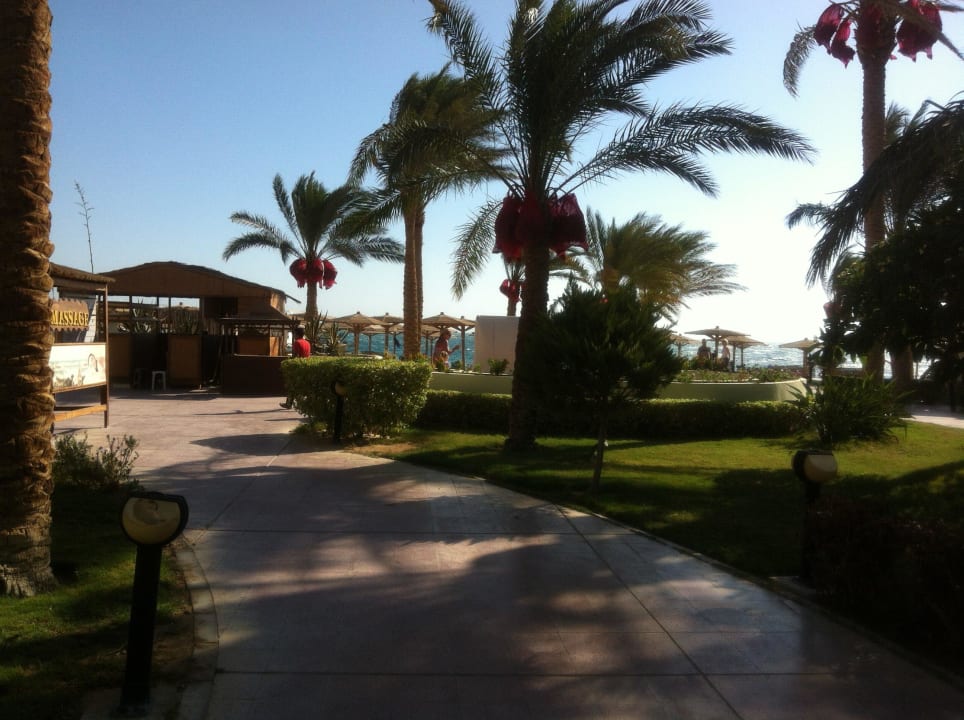 Weg vom Strand zum Pool Palm Beach Resort