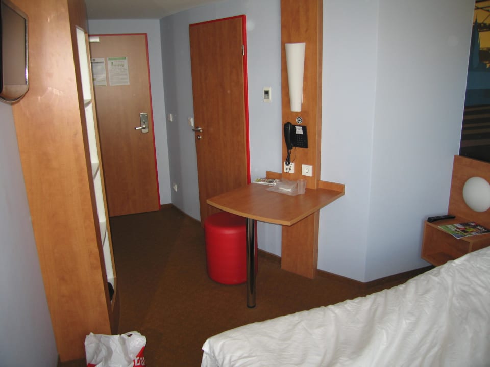 Doppelzimmer mit King Size Bett B&B Hotel Saarbrücken Hbf