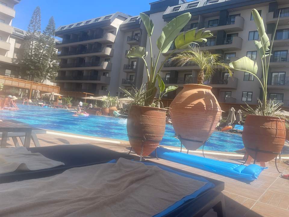 Pool Kaia Coracesium