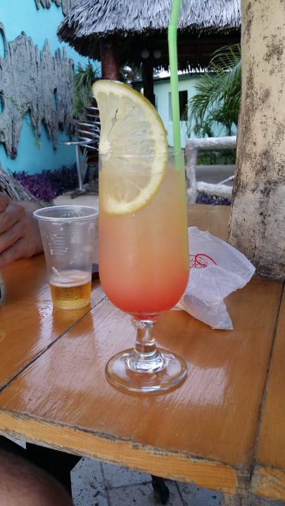 Cocktail von der Poolbar Hotel Los Caneyes