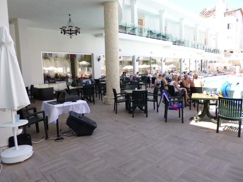 Tische am Pool mit Animateurplatz an der Musik Merve Sun Hotel & Spa