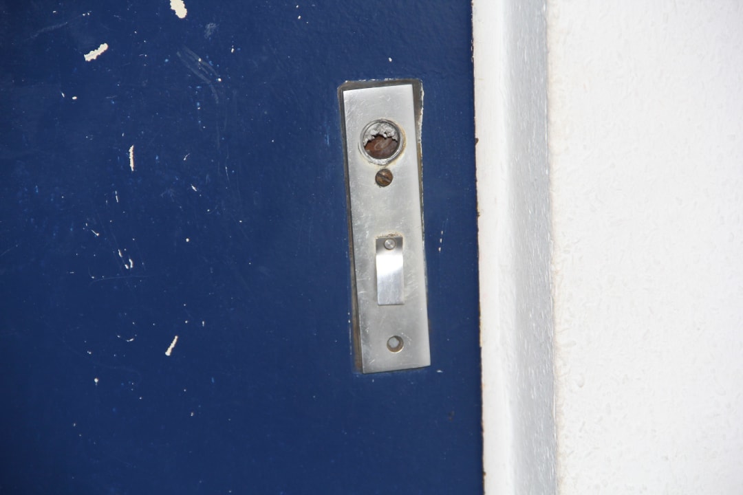 Kaputte Tür zum Treppenhaus Panoramic - Ihr Apartmenthotel im Harz