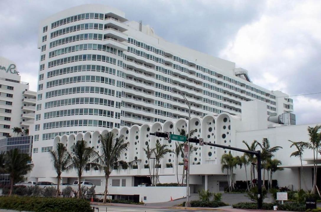 Versailles building Hotel Fontainebleau Miami Beach