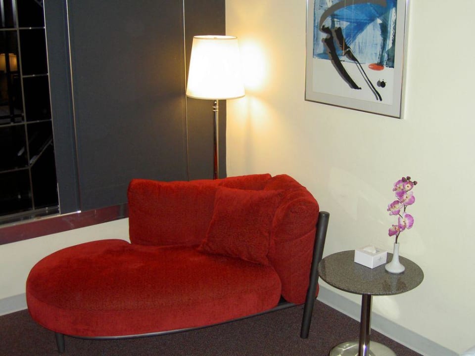 Stylische Sitzecke des Zimmers im Prudential Hotel Hotel Prudential