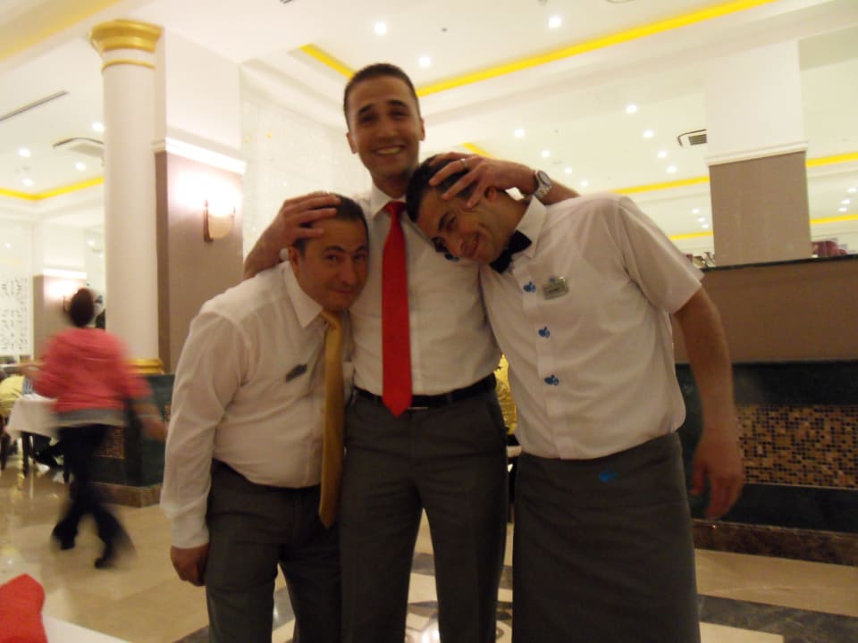 Bedienung im Hauptrestaurant Crystal Sunset Pearl Collection