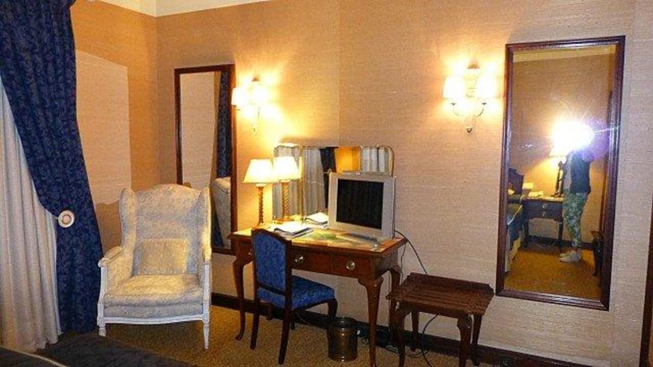 Frisiertisch in Schlafzimmer der Suite Hotel Lisboa Plaza