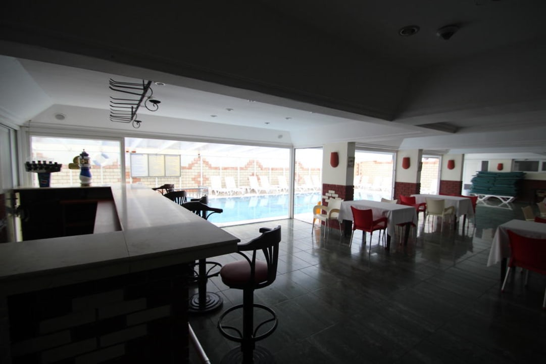 Im Vordergrund die Poolbar Hotel Aslan City Kleopatra