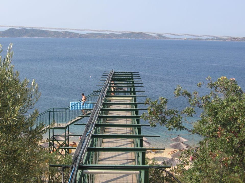 Zejście na plaze Akrathos Beach Hotel