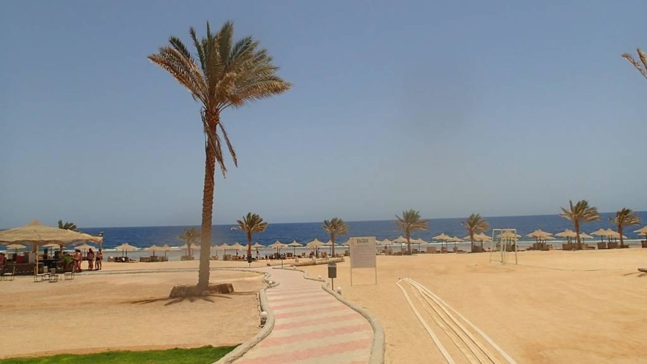 Widok na plażę Three Corners Sea Beach Resort