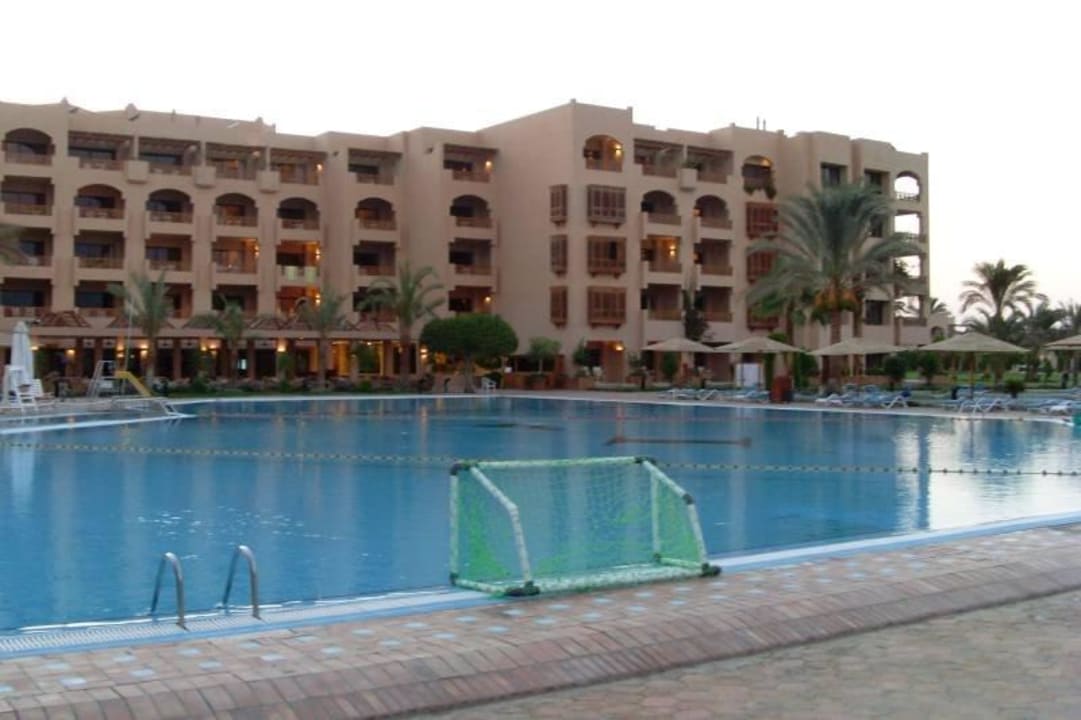 Der Pool vor dem Hauptgebäude Continental Hotel Hurghada