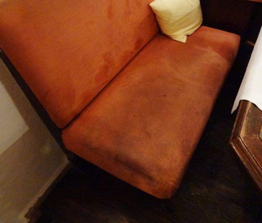 Schmuddeliger Sitzbezug Hotel Goldener Hirsch