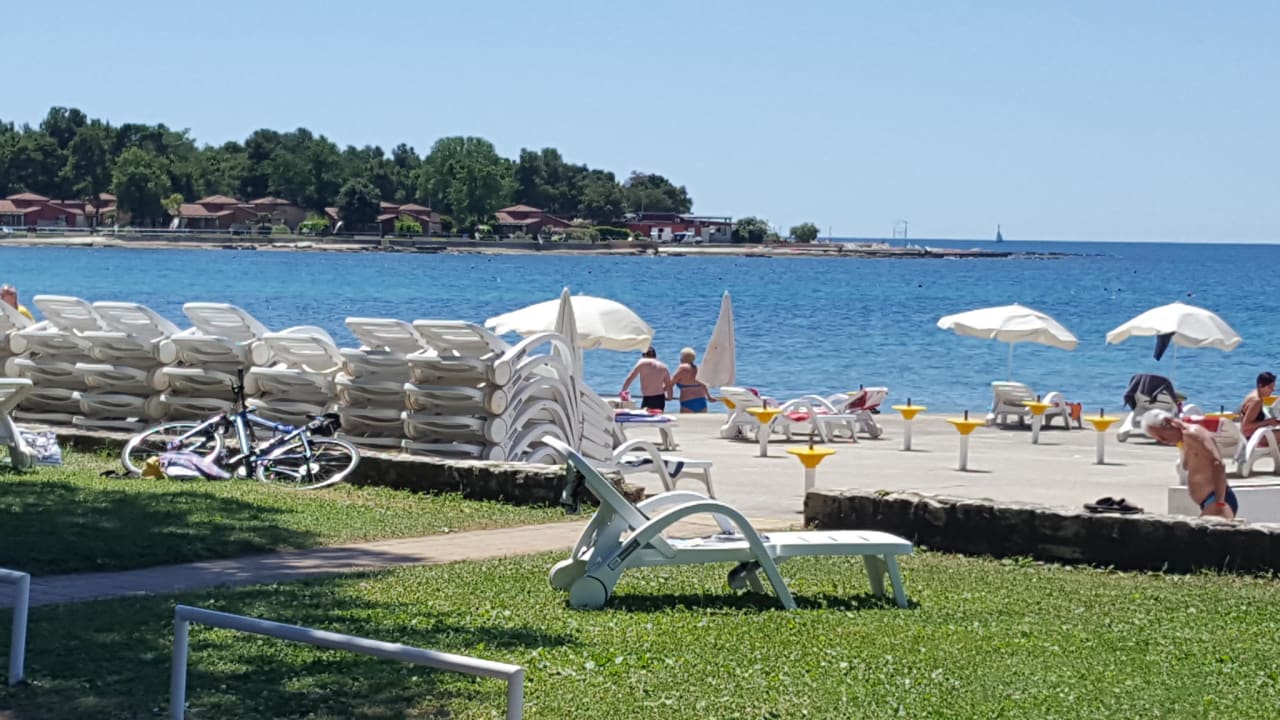 Liegen am Beton Strand kosten 20Kn Hotel Aurora Plava Laguna