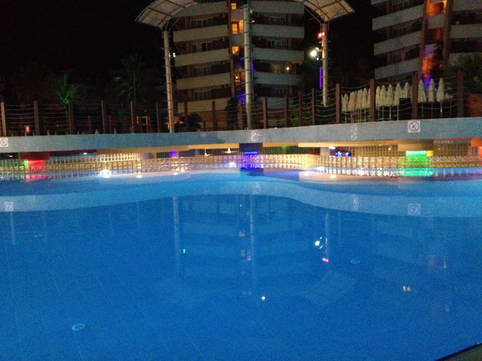 Pool am Abend Alaiye Resort & Spa