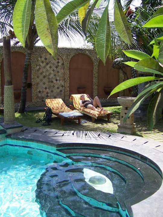Liegen im Poolbereich Hotel Puri Madawi