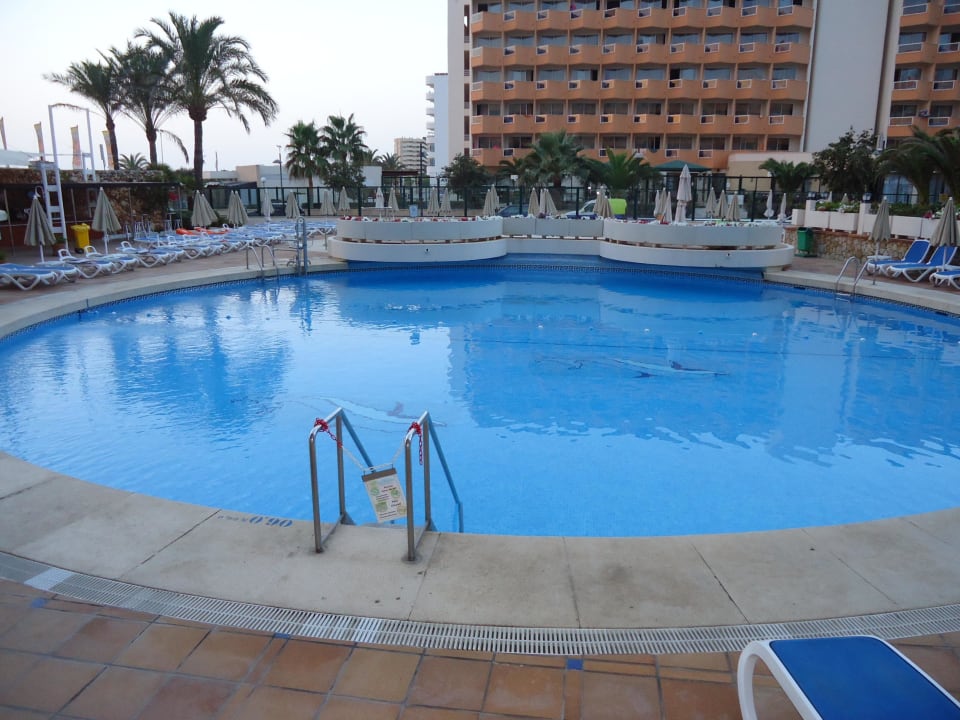 Poolanlage am Morgen allsun Hotel Sumba