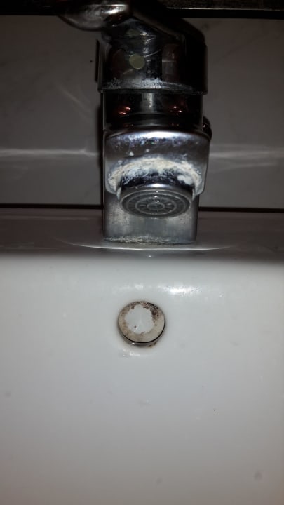 Wasserhahn im Bad mit Blitz fotografiert  Vantaris Luxury Beach Resort