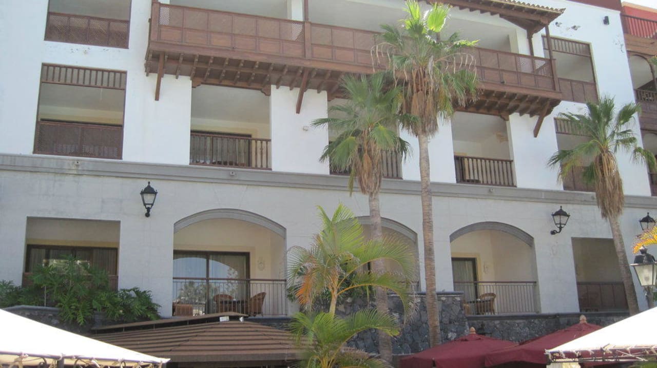 Blick vom Pool auf die Zimmer Gran Tacande Wellness & Relax Costa Adeje