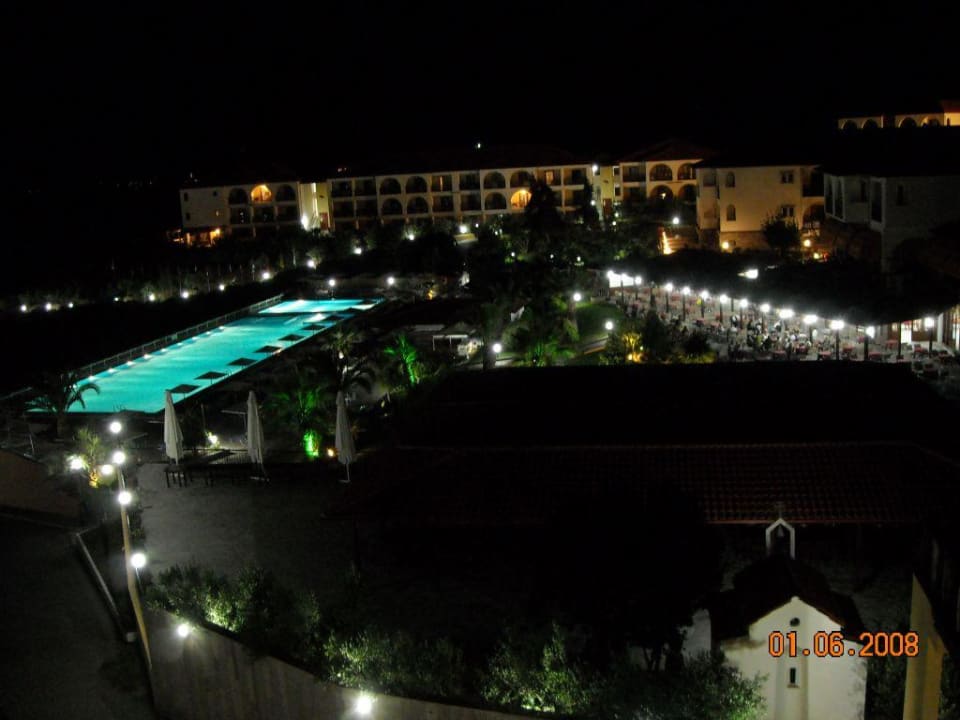 Pool bei Nacht Akrathos Beach Hotel