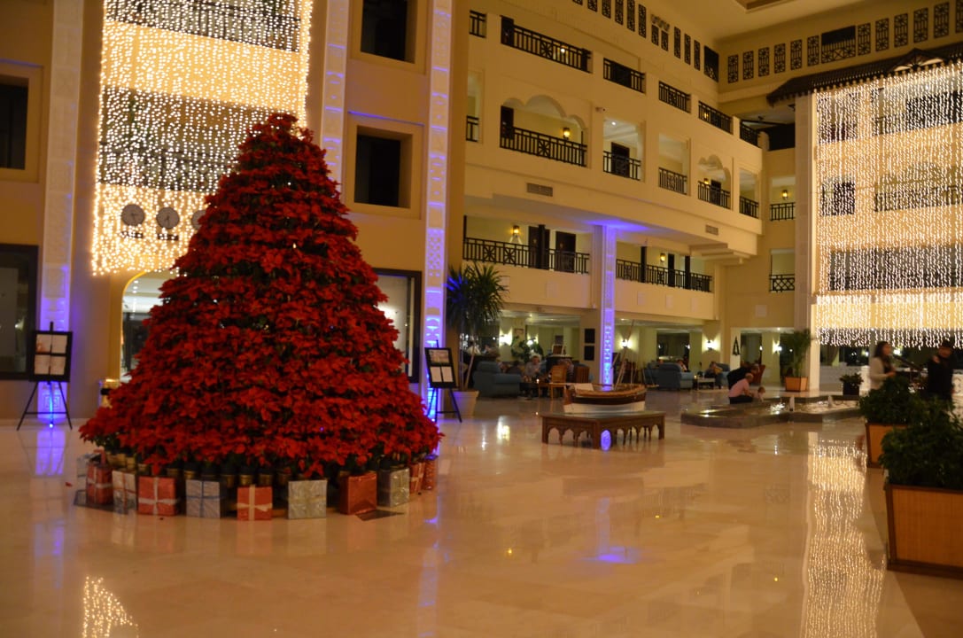 Blau beleuchtete Aufzugtürme Steigenberger ALDAU Beach Hotel