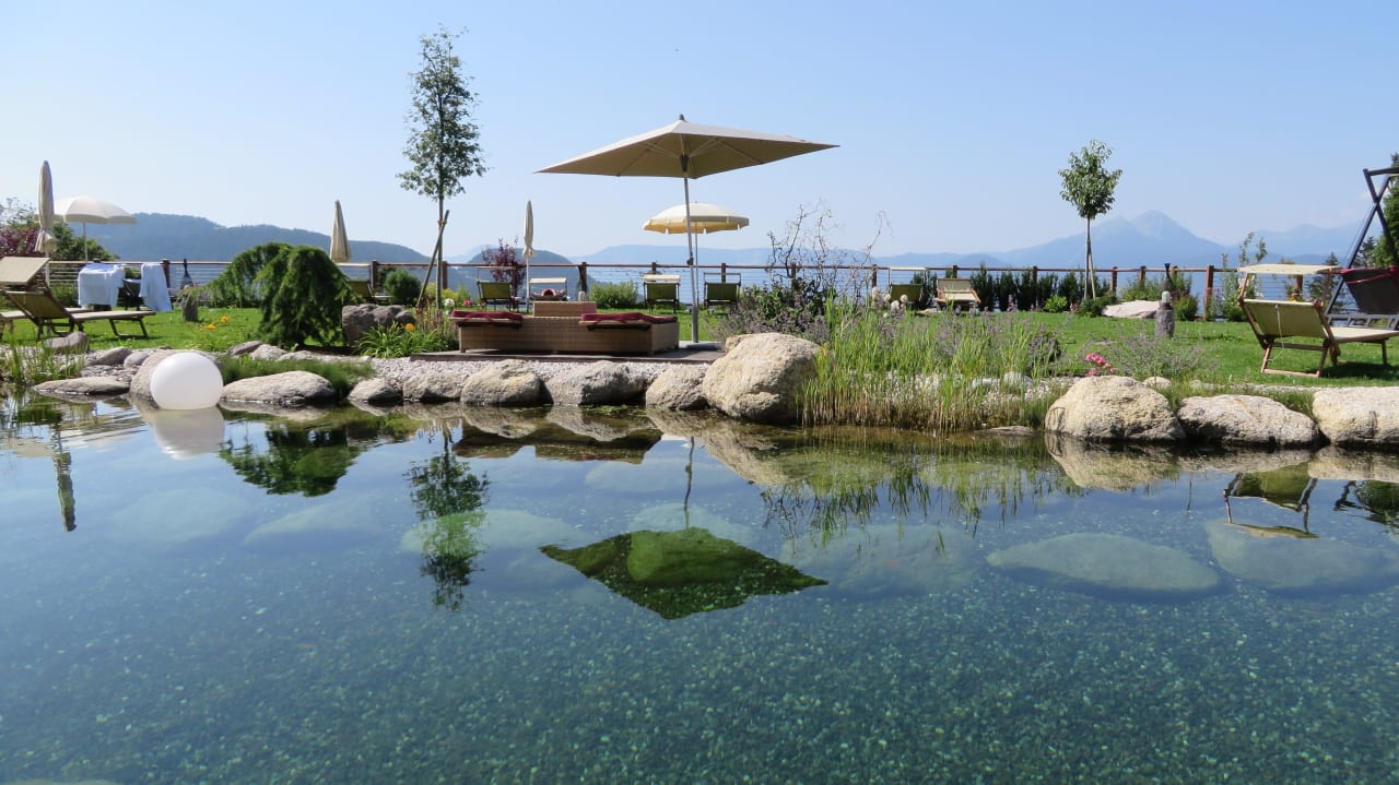 Glasklarer Naturschwimmteich Hotel Chalet Mirabell