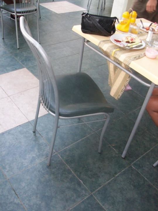 Kaputter Stuhl Flamingo Beach Hotel