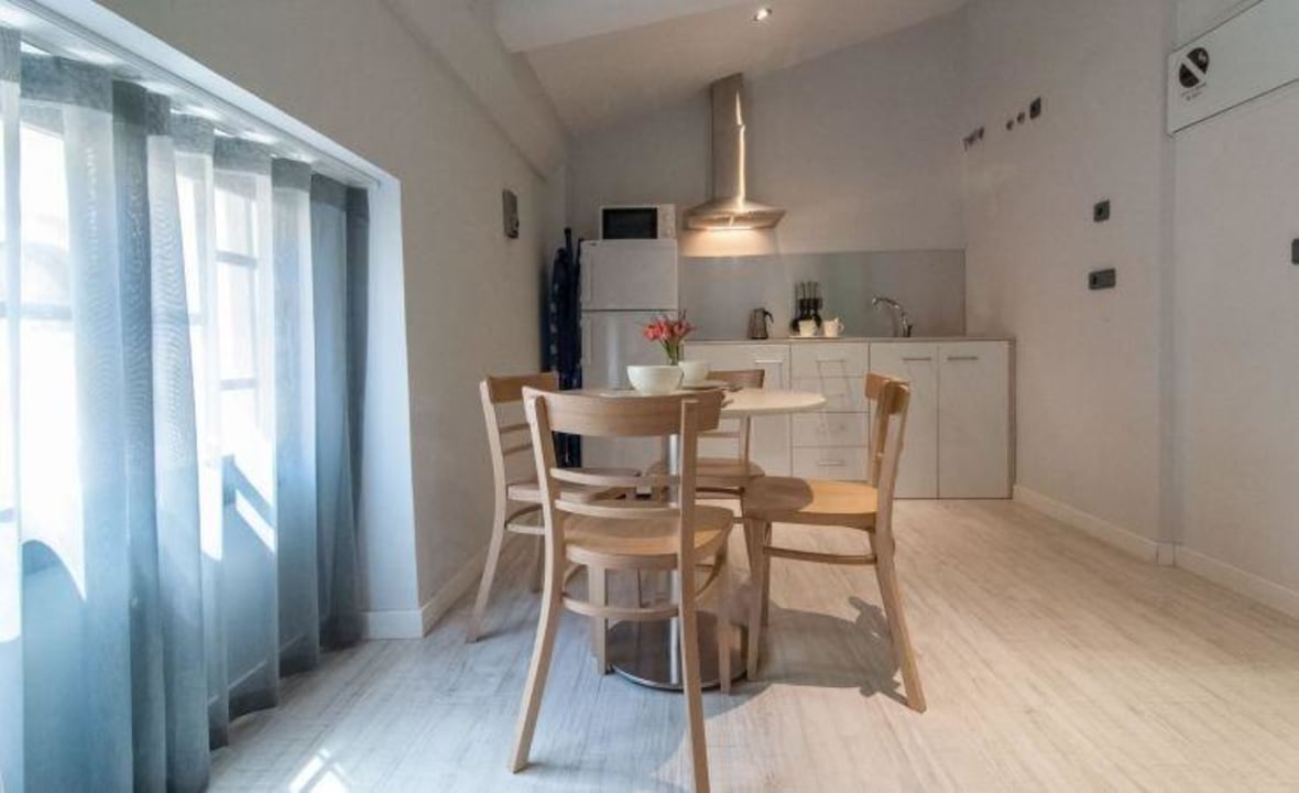 Comedor con cocina americana  Lotelito Rooms & Bar